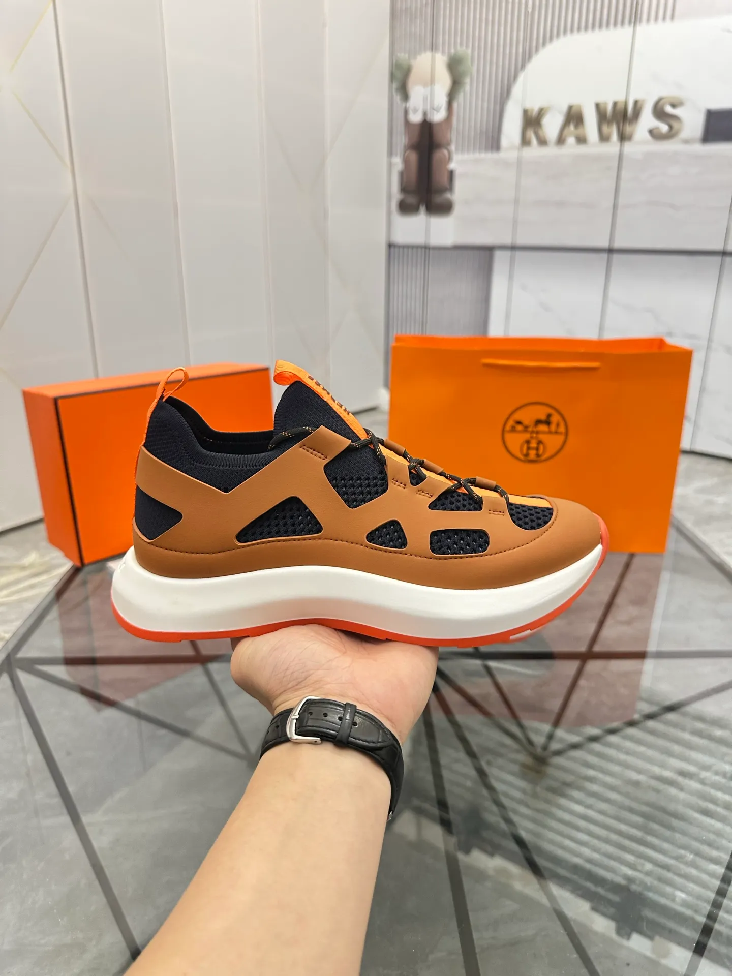 Men's shoes for sale 💰: 💰P660¥ High-end top quality Product trademark: Hermes *"Hermès*" low-top casual shoes Regular size: 38-45 (can be customized to 46) Product materials: upper imported first-layer cowhide stitched with original fabric, original rubber sheet, breathable lining, cowhide foot pads, original outsole. No.: 001